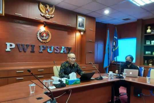 Ketua Umum PWI Pusat Atal S Depari Terima Penghargaan Anugerah Olah Raga