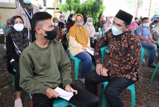 Diajak Dialog Wagub Taj Yasin, Siswa SMA Negeri 1 Doro Dapat Peci
