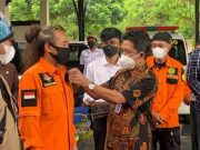 Bupati Wonosobo Sematkan Pin BPBD pada Relawan Penanggulangan Bencana