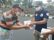 Forum Pemuda 86 Wonosobo Bagi 300 Nasi Dus Gratis di Pasar Sapuran