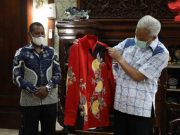 Rektor Uncen Beri Batik ke Ganjar untuk Dipakai Saat Pembukaan PON XX/Papua