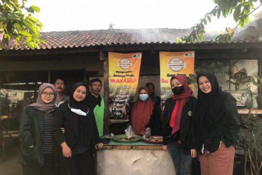 Inovasi Kemasan dan Pemasaran, Kiat Mahasiswa Unisnu Kembangkan Ikan Asap Ibu Sumarti