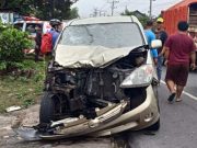 Ban Depan Pecah, Toyota Avansa Seruduk 3 Sepeda Motor kecelakaan