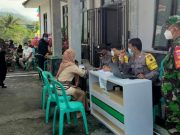 Anggota Koramil dan Polsek Kaliangkrik Dampingi Giat Vaksinasi