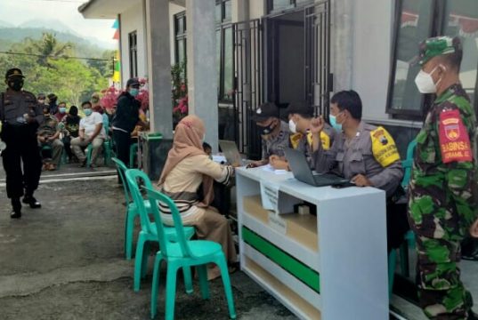 Anggota Koramil dan Polsek Kaliangkrik Dampingi Giat Vaksinasi