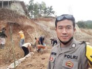 Rogoh Tabungan, Bhabinkamtibmas Bangun Rumah Warga di Ayah