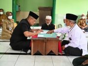 Bupati Arif Sugiyanto dan Istri Serahkan Tanah Wakaf untuk Musala