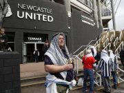 Newcastle Desak Suporternya Kurangi Kenakan Pakaian Tradisional Arab