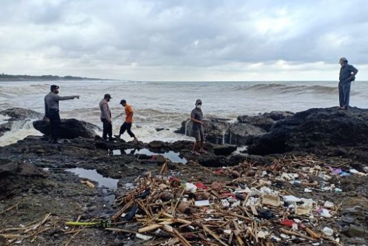 Pemancing Tanpa Identitas Terseret Ombak di Pantai Karangbolong