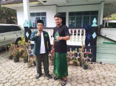 Tonthowi Ahmad Hadiahi Raket kepada Ketua PCNU Kebumen