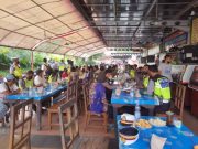 Kasatlantas Polrestabes Semarang Bagi-bagi Sembako dan Ajak Kaum Duafa Sarapan Bersama