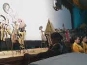 Komandan SSK TMMD Merangkap Jadi Dalang Wayang Kulit