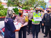 Satlantas Polrestabes Semarang Bersama Ditlantas Polda Jateng Bagikan Paket Sembako dalam Operasi Patuh Candi 2021