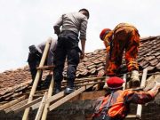 Kapolres Semarang Berikan Bantuan Sembako untuk Korban Angin Puting Beliung