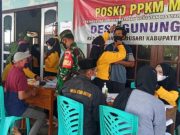 Anggota Koramil Dampingi Warga Ikuti Vaksinasi Massal