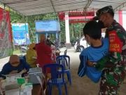 Babinsa Kebonrejo Menggendong Seorang Peserta Vaksin