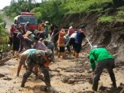 Tertutup Longsor, Babinsa Bersama Warga Gotong Royong Buka Akses Jalan