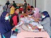 Anggota Koramil dan Polsek Mendampingi Vaksinasi Warga