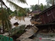 Tanah Longsor Hanyutkan Dua Rumah dan Tempat Ibadah Rusak Berat