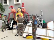 Replika Boneka “Squid Game” di Tunjungan Surabaya Dibongkar Satpol PP