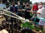Vita Ervina Serahkan Bantuan Alsintan untuk Kelompok Tani