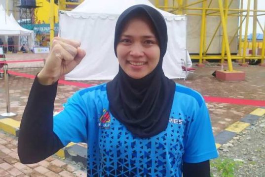 Aries Terpeleset, Emas Panjat Tebing Melayang
