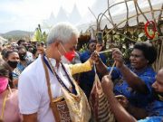 Banyak Dapat Hadiah Noken dari Warga Papua, Ganjar; Leher Saya Sampai Berat