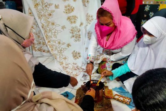 Mbak Ita Dorong Batik Semarangan kepada Para Milenial Mbak Ita Dorong Batik Semarangan kepada Para Milenial