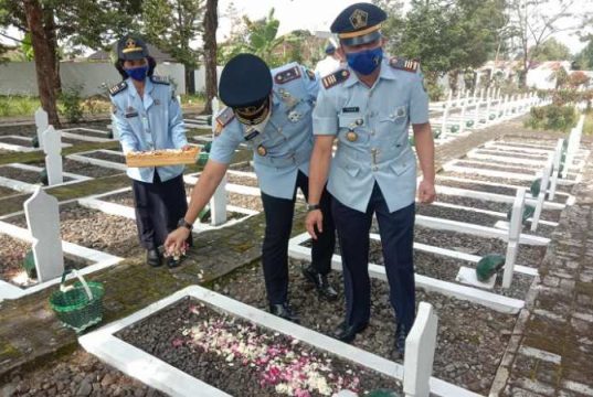 Kanim Kelas II Non TPI dan Rutan Kelas II B Wonosobo Tabur Bunga di TMP Wiropati