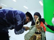 Menag Gus Yaqut Cium Tangan Neneh Hasanah, Pengajar di Madrasah Selama 68 Tahun