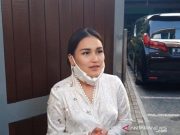 Orang Tua Ayu Ting Ting Ajukan Penundaan Pemeriksaan Pada Penyidik
