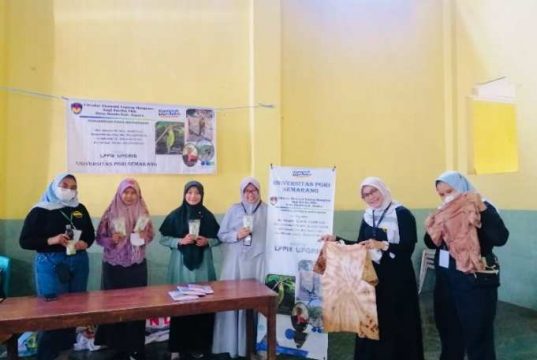 Berdayakan Perempuan Pedesaan, Ibu-Ibu PKK Dilatih Membuat Tepung dan Membatik Mangrove