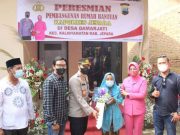 Dua Nenek Terisak Saat Terima Kunci Rumah dari Kapolres Jepara