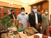 Ridwan Kamil Beli Jam Tangan Kayu di Kota Lama, Kepincut Investasi di Jateng