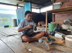 Kerajinan Kulit Kayu Kampung Wisata Asei di Danau Sentani Digandrungi Wisatawan