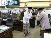 Ikuti Rapat Paripurna DPRD Jateng, Gubernur dan Anggota Dewan Sarungan