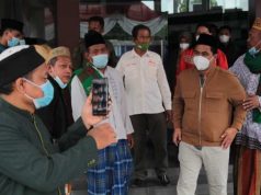 Tiba di Bandara Sentani Jayapura, Taj Yasin Disambut Alumni Santri Sarang
