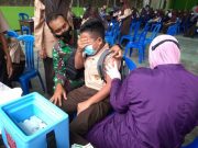 TNI di Ambal Tenangkan Pelajar yang Panik saat Divaksin
