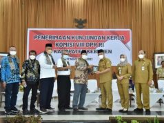 Kunjungi Kebumen, Komisi VIII DPR Serahkan Bantuan dari Kemensos dan Kemenag