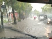 Hujan Lebat Sebentar, Jalan HM Sarbini Berubah Jadi Genangan