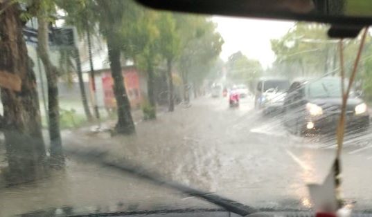 Hujan Lebat Sebentar, Jalan HM Sarbini Berubah Jadi Genangan