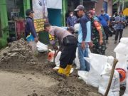 Tanggul Sungai Kedungbener Ambrol, Polri-TNI dan Warga Bergerak Cepat