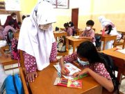 Ceria, Siswa SD Kandangsapi Surakarta Mewarnai Gambar Bertema Pandemi