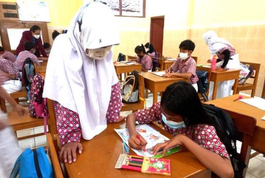 Ceria, Siswa SD Kandangsapi Surakarta Mewarnai Gambar Bertema Pandemi
