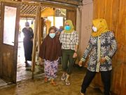 Mawar Hartopo Kunjungi Korban Banjir Bandang untuk Serahkan Bantuan