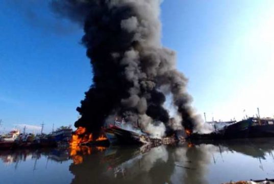 Belasan Kapal di Pelabuhan Tegal Terbakar