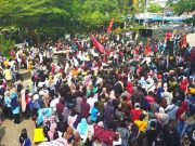 Ribuan Buruh di Brebes Unjuk Rasa dan Keluarkan Ancaman