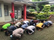 Bebas Asimilasi, 15 Narapidana Lapas Semarang Sujud Syukur