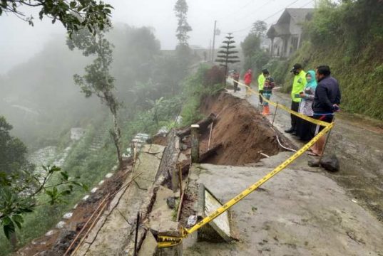Longsor di Ketep, Polsek Sawangan Pasang Garis Polisi dan Rambu Petunjuk Jalan