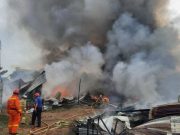 Diduga Korsleting Listrik,Pabrik Penggilingan Kapas di Pasar Rebo Terbakar